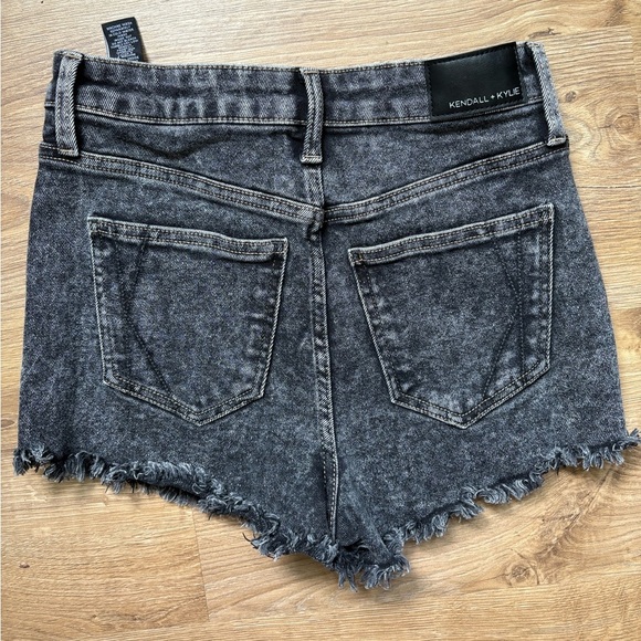 Kendall and Kylie cut off shorts - Picture 4 of 5